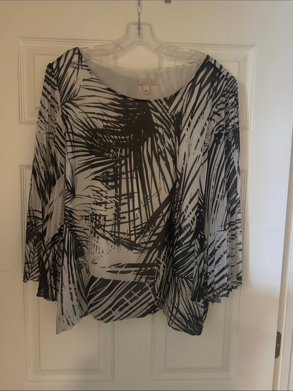 Women’s Dark Gray & White Palm-Print Blouse